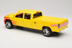 Chevrolet C2500 Silverado Pussy Wagon From Kill Bill Keltainen GreenLight 1:18 19015 Metalli — kuva 5 / 6