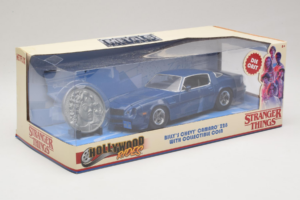 Chevrolet Camaro Z28 Stranger Things With Collectible Coin Metals Diecast 1:24 31110 Metalli — kuva 2 / 3