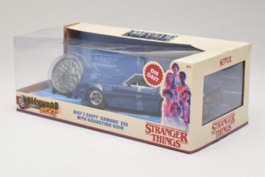 Chevrolet Camaro Z28 Stranger Things With Collectible Coin Metals Diecast 1:24 31110 Metalli — kuva 3 / 3
