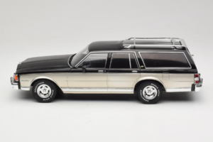 Chevrolet Caprice Estate Wagon Hopea & Harmaa MCG 1:18 MCG18478 Metalli — kuva 3 / 6