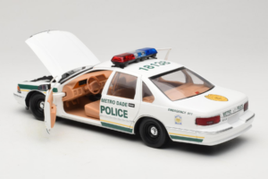 Chevrolet Caprice Metro Dade Poliisi UT Models 1:18 21024 Metalli — kuva 5 / 8