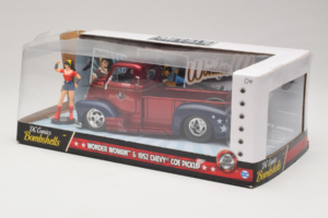 Chevrolet COE Pickup Wonder Woman With Figure Metals Diecast 1:24 30453 Metalli — kuva 3 / 3