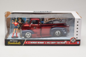 Chevrolet COE Pickup Wonder Woman With Figure Metals Diecast 1:24 30453 Metalli