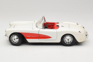 Chevrolet Corvette C1 Valkoinen & Punainen Bburago 1:18 3024-M3 Metalli — kuva 4 / 8