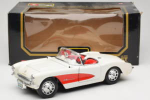Chevrolet Corvette C1 Valkoinen & Punainen Bburago 1:18 3024-M3 Metalli — kuva 8 / 8