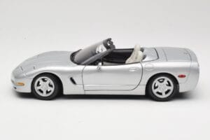 Chevrolet Corvette C5 Avoauto Hopea Maisto 1:18 50317 Metalli — kuva 4 / 8