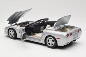 Chevrolet Corvette C5 Avoauto Hopea Maisto 1:18 50317 Metalli — kuva 5 / 8