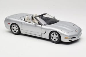 Chevrolet Corvette C5 Avoauto Hopea Maisto 1:18 50317 Metalli — kuva 6 / 8