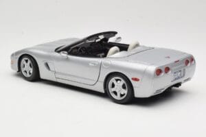 Chevrolet Corvette C5 Avoauto Hopea Maisto 1:18 50317 Metalli — kuva 7 / 8
