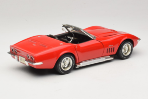 Chevrolet Corvette C3 Avoauto Punainen Revell 1:18 8833-P1 Metalli — kuva 3 / 8