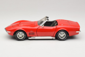 Chevrolet Corvette C3 Avoauto Punainen Revell 1:18 8833-P1 Metalli — kuva 4 / 8