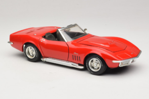 Chevrolet Corvette C3 Avoauto Punainen Revell 1:18 8833-P1 Metalli — kuva 6 / 8