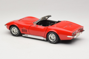 Chevrolet Corvette C3 Avoauto Punainen Revell 1:18 8833-P1 Metalli — kuva 7 / 8