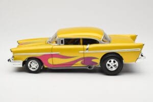 Chevrolet Custom Keltainen Liekillä Hot Wheels 1:18 21356 Metalli — kuva 4 / 8