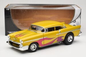 Chevrolet Custom Keltainen Liekillä Hot Wheels 1:18 21356 Metalli — kuva 8 / 8
