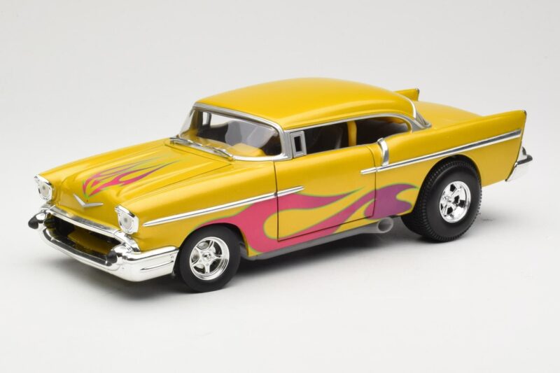 Chevrolet Custom Keltainen Liekillä Hot Wheels 1:18 21356 Metalli