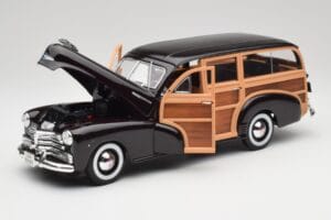 Chevrolet Fleetmaster Woody Musta & Wood Panels Maisto 1:18 43697545B Metalli — kuva 2 / 8