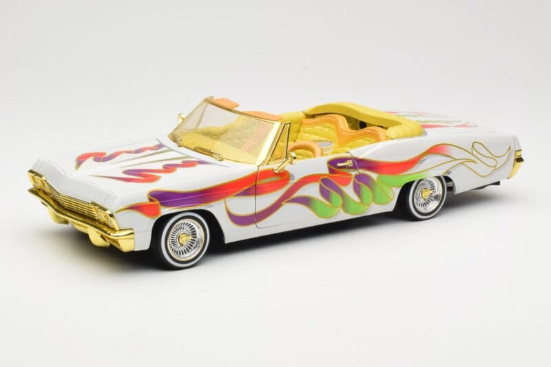Chevrolet Impala Lowrider White Metallic Hot Wheels 1:18 27635 Metalli