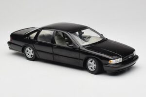 Chevrolet Impala SS Musta UT Models 1:18 21031 Metalli — kuva 6 / 8