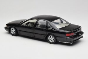 Chevrolet Impala SS Musta UT Models 1:18 21031 Metalli — kuva 7 / 8