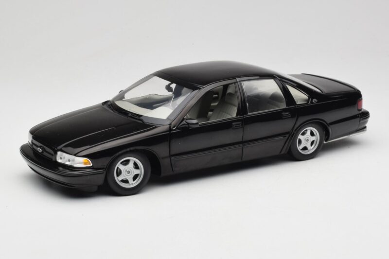 Chevrolet Impala SS Musta UT Models 1:18 21031 Metalli