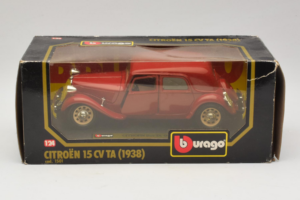 Citroen 15CV TA Punainen Bburago 1:24 1501 Metalli