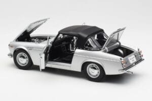 Datsun Fairlady 2000 SR311 Roadster Hopea AUTOart 1:18 77432 Metalli — kuva 5 / 8