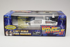 DeLorean DMC-12 Time Machine Back to the Future II Diamond 1:15 210123 Metalli