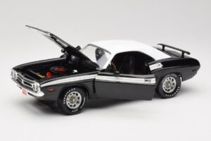 Dodge Challenger R/T Musta & Valkoinen ERTL 1:18 36549 Metalli — kuva 2 / 8