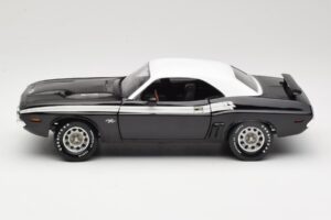 Dodge Challenger R/T Musta & Valkoinen ERTL 1:18 36549 Metalli — kuva 4 / 8