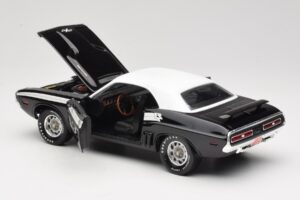 Dodge Challenger R/T Musta & Valkoinen ERTL 1:18 36549 Metalli — kuva 5 / 8