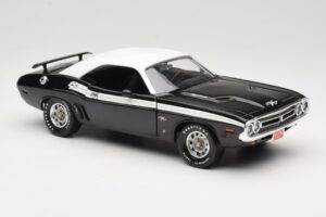 Dodge Challenger R/T Musta & Valkoinen ERTL 1:18 36549 Metalli — kuva 6 / 8