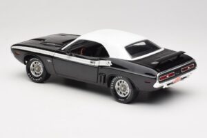 Dodge Challenger R/T Musta & Valkoinen ERTL 1:18 36549 Metalli — kuva 7 / 8