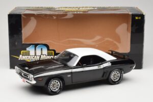 Dodge Challenger R/T Musta & Valkoinen ERTL 1:18 36549 Metalli — kuva 8 / 8