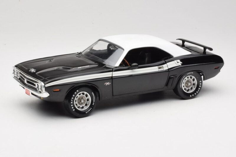 Dodge Challenger R/T Musta & Valkoinen ERTL 1:18 36549 Metalli