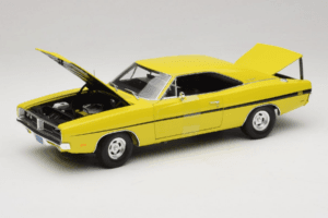 Dodge Charger R/T Keltainen Dirty Mary Crazy Larry Auto World 1:18 AWSS101/06 Metalli — kuva 2 / 8