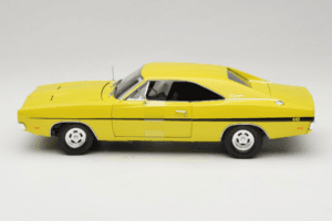 Dodge Charger R/T Keltainen Dirty Mary Crazy Larry Auto World 1:18 AWSS101/06 Metalli — kuva 4 / 8