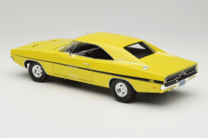 Dodge Charger R/T Keltainen Dirty Mary Crazy Larry Auto World 1:18 AWSS101/06 Metalli — kuva 7 / 8
