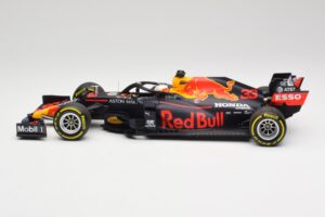 Aston Martin Red Bull Racing RB16 #33 M. Verstappen Abu Dhabi GP Winner 2020 Minichamps 1:18 110201733 Metalli — kuva 3 / 7
