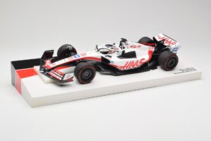 Haas VF-22 #20 K. Magnussen Pole Position Brazil GP 2022 Minichamps 1:18 147222120 Metalli — kuva 2 / 7