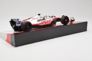 Haas VF-22 #20 K. Magnussen Pole Position Brazil GP 2022 Minichamps 1:18 147222120 Metalli — kuva 3 / 7