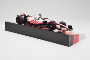 Haas VF-22 #20 K. Magnussen Pole Position Brazil GP 2022 Minichamps 1:18 147222120 Metalli — kuva 4 / 7