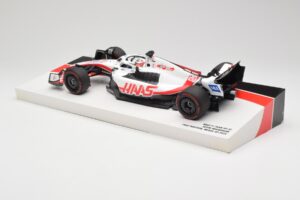 Haas VF-22 #20 K. Magnussen Pole Position Brazil GP 2022 Minichamps 1:18 147222120 Metalli — kuva 5 / 7