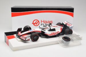 Haas VF-22 #20 K. Magnussen Pole Position Brazil GP 2022 Minichamps 1:18 147222120 Metalli — kuva 7 / 7