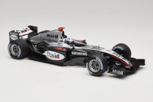 McLaren MP4/19 Mercedes D. Coulthard F1 2004 Minichamps 1:18 530041805 Metalli — kuva 4 / 7