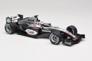 McLaren MP4/19 Mercedes K. Raikkonen F1 2004 Minichamps 1:18 530041806 Metalli — kuva 4 / 7
