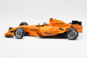 McLaren MP4-20 Mercedes P. de la Rosa Interim Test Car 2006 Minichamps 1:18 530061894 Metalli — kuva 3 / 6