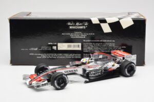 McLaren Mercedes MP4-21 #4 J.P. Montoya F1 2006 Minichamps 1:18 530061804 Metalli — kuva 6 / 6