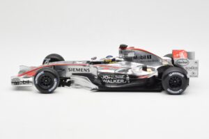 McLaren Mercedes MP4-21 P. de la Rosa F1 Showcar 2006 Minichamps 1:18 B66962346 Metalli — kuva 3 / 6