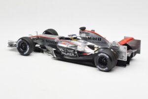 McLaren Mercedes MP4-21 P. de la Rosa F1 Showcar 2006 Minichamps 1:18 B66962346 Metalli — kuva 5 / 6